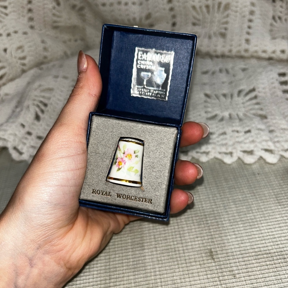 Royal Worcester White and Gold Floral Thimble